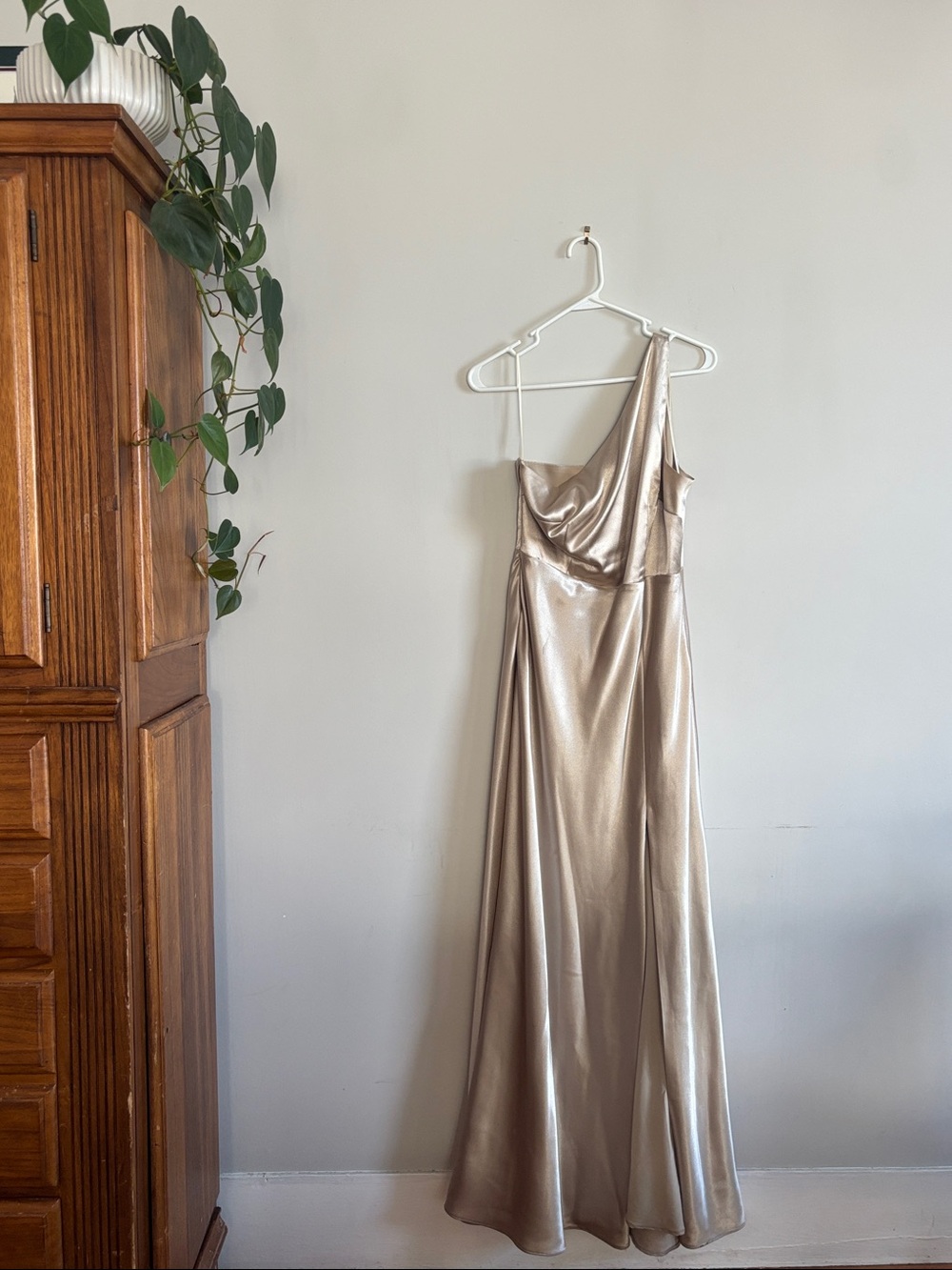 Birdy Grey Kira / One-Shoulder Evening Dress in Shiny Satin Neutral Champagne